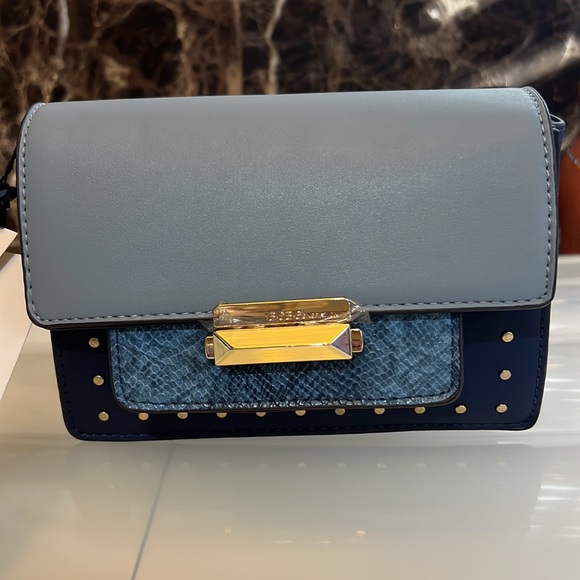 NWT-BCBGeneration TRISTAN~4-in-1~CONVERTIBLE Bag-Gold Chain & Faux Leather Strap - Picture 2 of 9